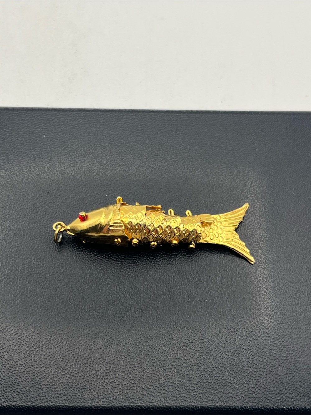 Articulated movable fish gold tone red eyes pendant for necklace vintage - Picture 4 of 14